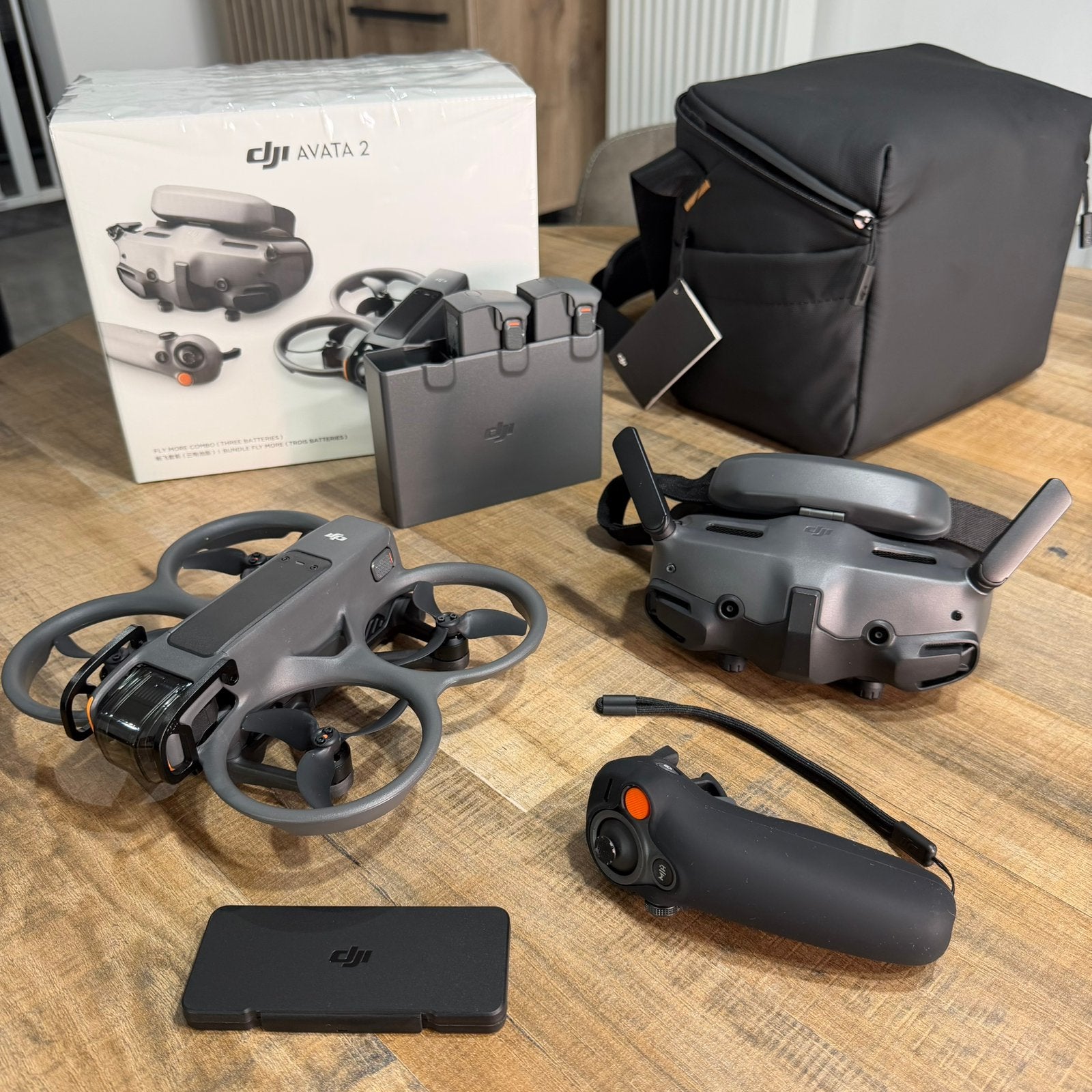 DJI Avata 2 – Fly More Combo (garantie + assurance DJI Care), Drone avec caméra, 250 à 900 g, Vue à la première personne (FPV)