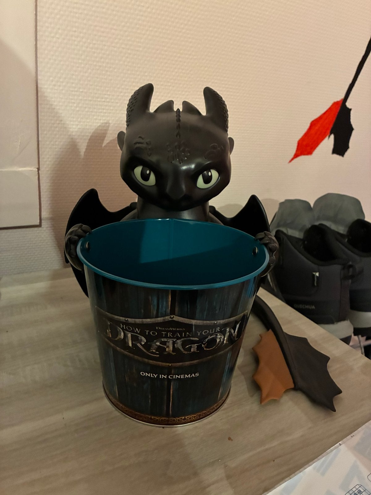 Hoe tem je een draak popcornbucket, Huis en Inrichting, Woonaccessoires | Prullenbakken, Ophalen, Zo goed als nieuw