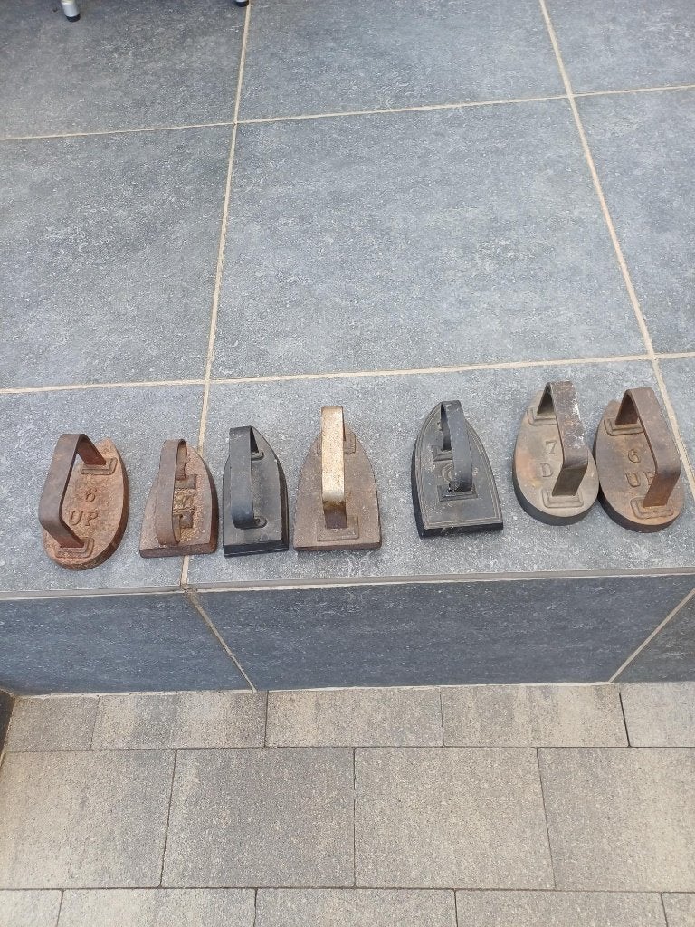 lot van 7 oude gietijzeren strijkijzers, Ophalen
