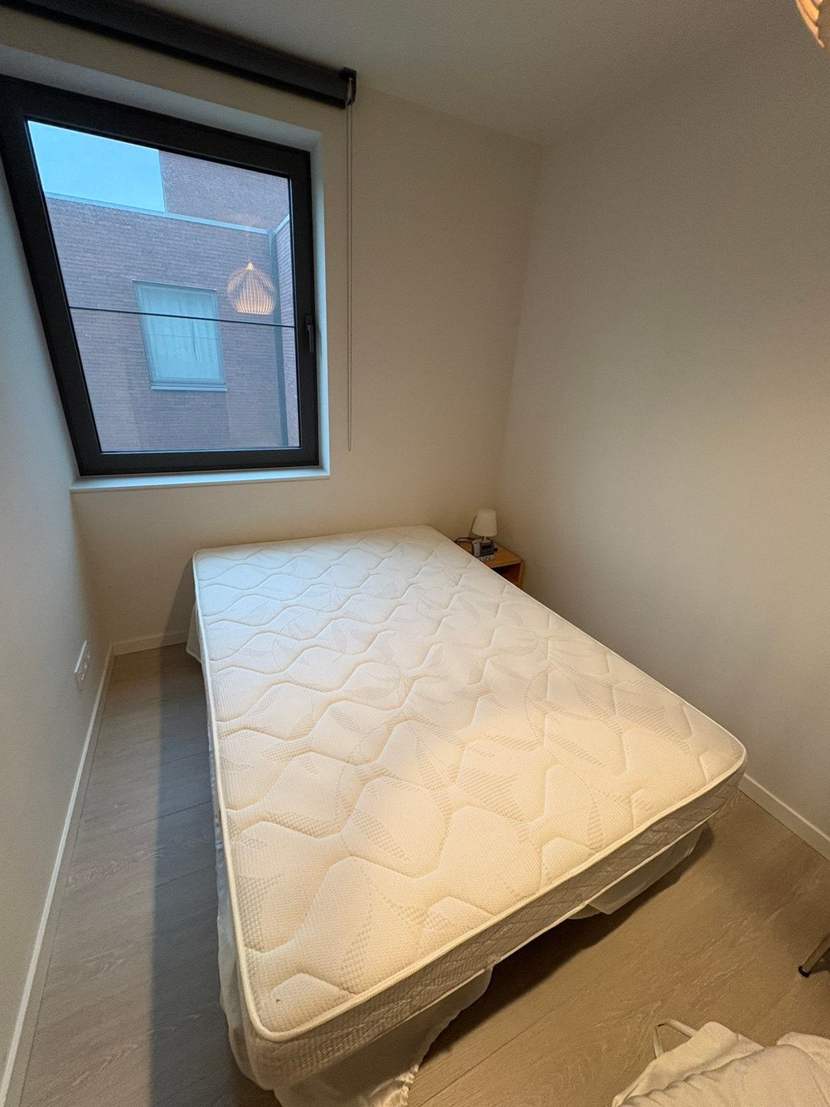 Bed 140cm met kwalitatieve matras, Ophalen, Zo goed als nieuw, Matras