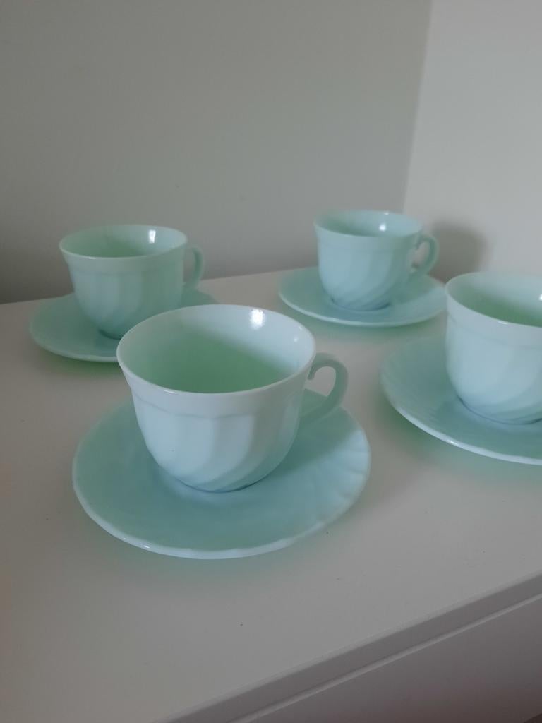 Mintgroene Arcopal koffietassen en ondertasjes, Antiek en Kunst, Ophalen of Verzenden