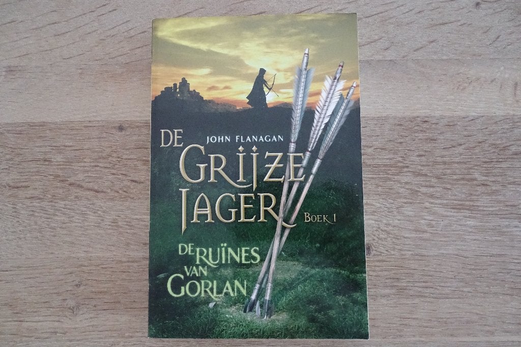 Boek De grijze jager boek 1 'De ruïnes van Gorlan', Ophalen of Verzenden, Gelezen