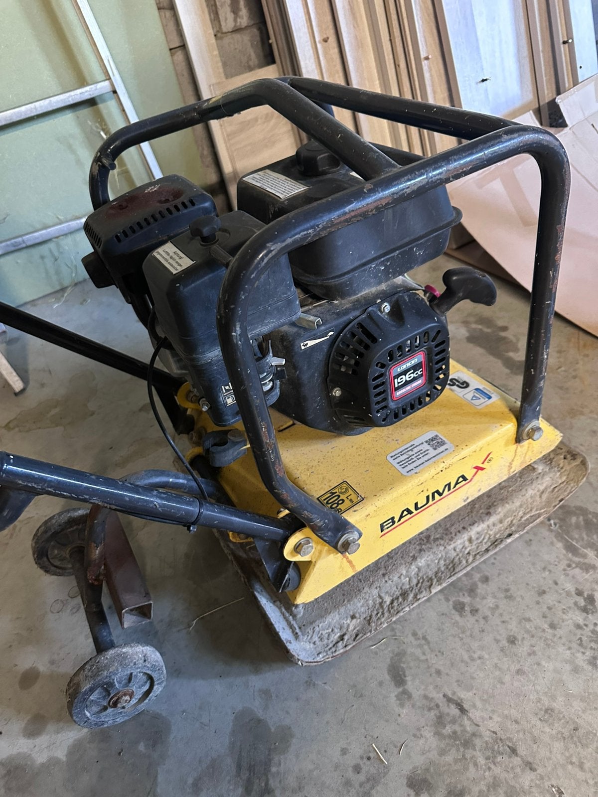Te koop drilplaat 125 kilo , half automaat , betonmolen 145L, Ophalen, Zo goed als nieuw