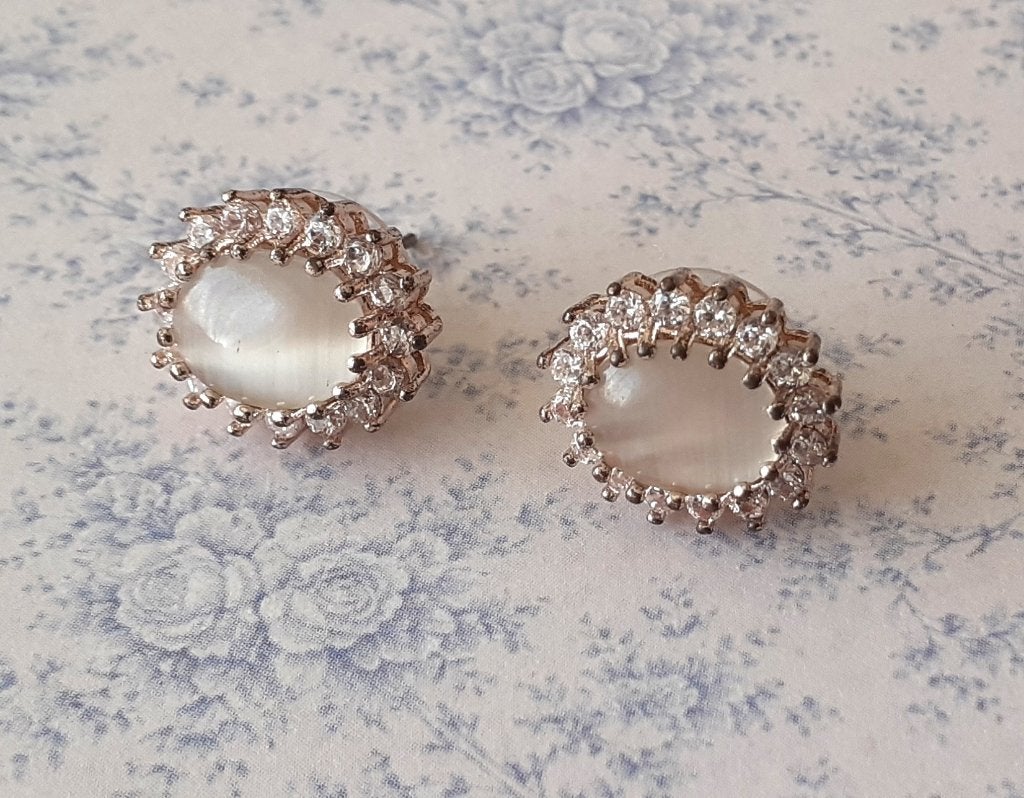 oorknopjes beige katoog met witte diamantjes Lovisa, Handtassen en Accessoires, Oorbellen, Overige materialen, Beige, Nieuw, Ophalen of Verzenden