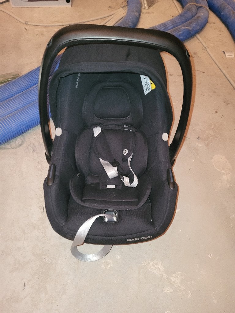 Maxi cosi CabrioFix i-Size met autostoelbasis (isofix), Ophalen, Autogordel of Isofix, Gebruikt, Zijbescherming
