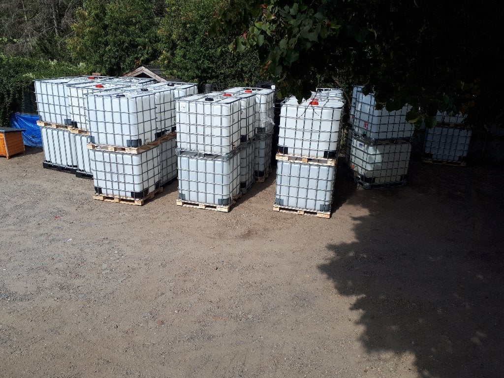 Watervaten op plastieken pallet , ibc containers 1000L, Ophalen, Zo goed als nieuw