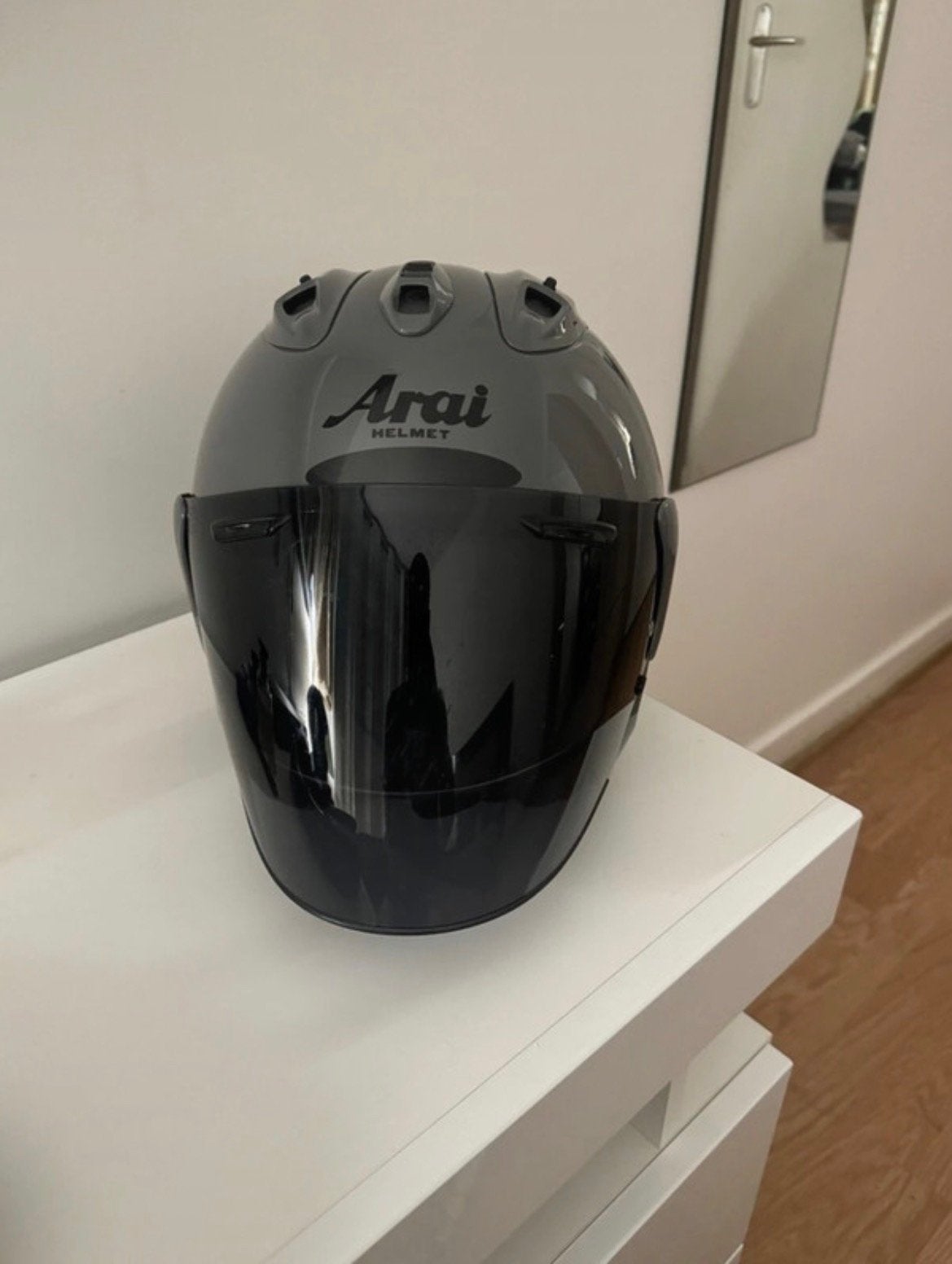 Casque Arai à coque gris foncé/noir, Motos, M, Arai, Enlèvement ou Envoi, Casque intégral