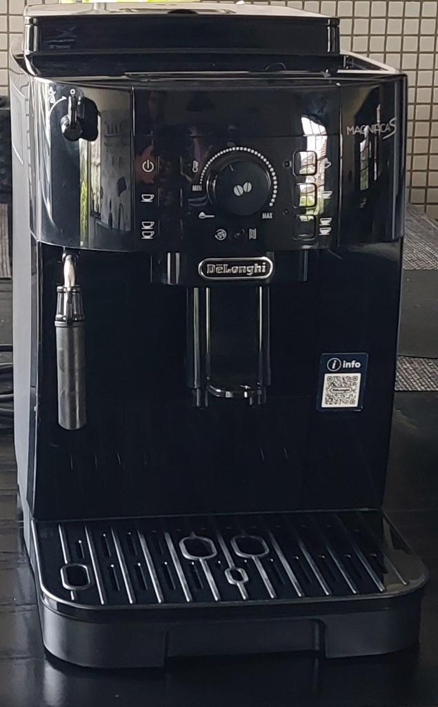 Machine à café DiLonghi couleur noire, Réservoir d'eau amovible, Café en grains, Comme neuf, 10 tasses ou plus