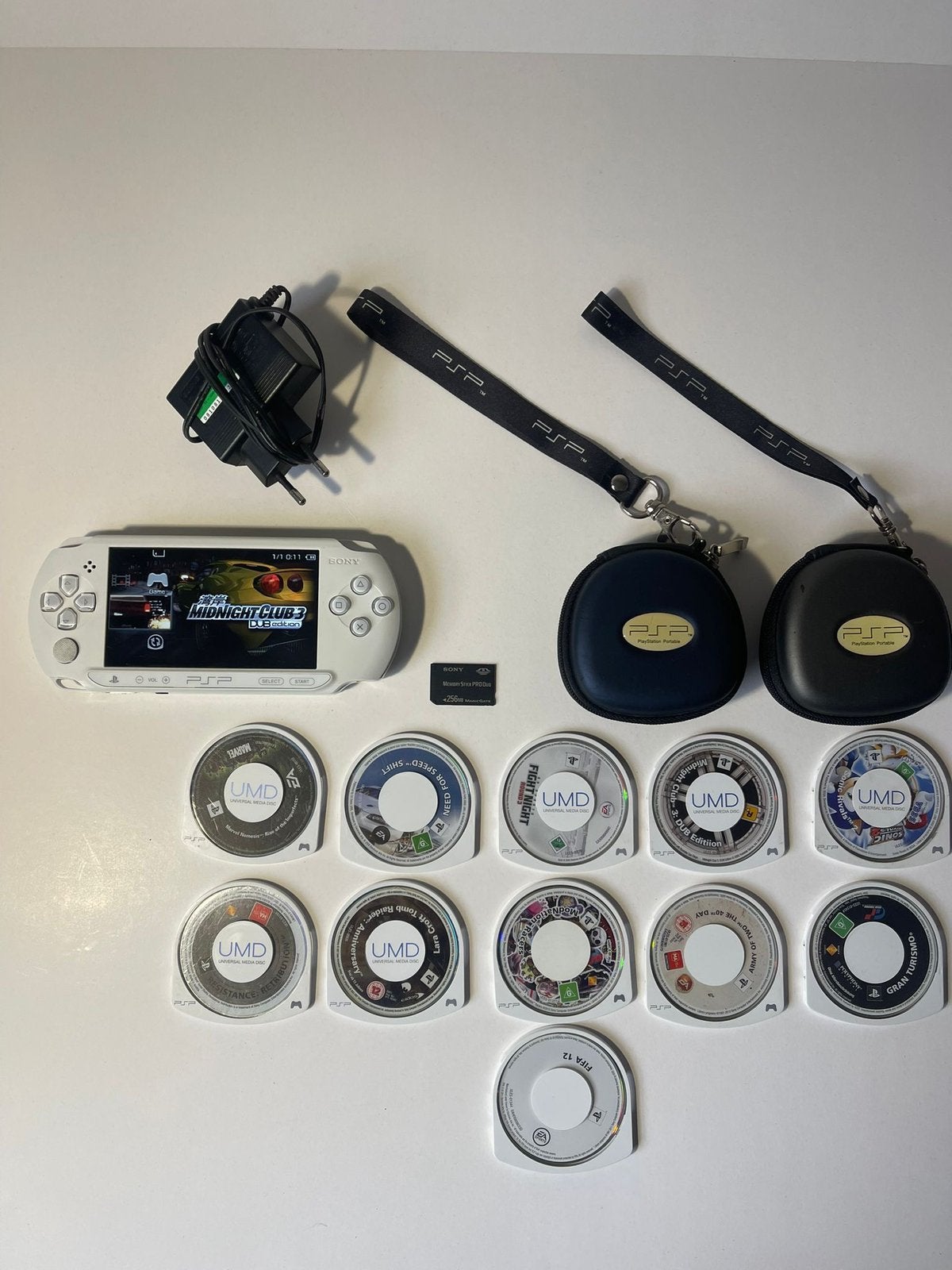 PSP Wit + 11 Games + 2 Cases + Memory Card, Games en Spelcomputers, Spelcomputers | Sony PSP, Met games, Wit, Ophalen of Verzenden