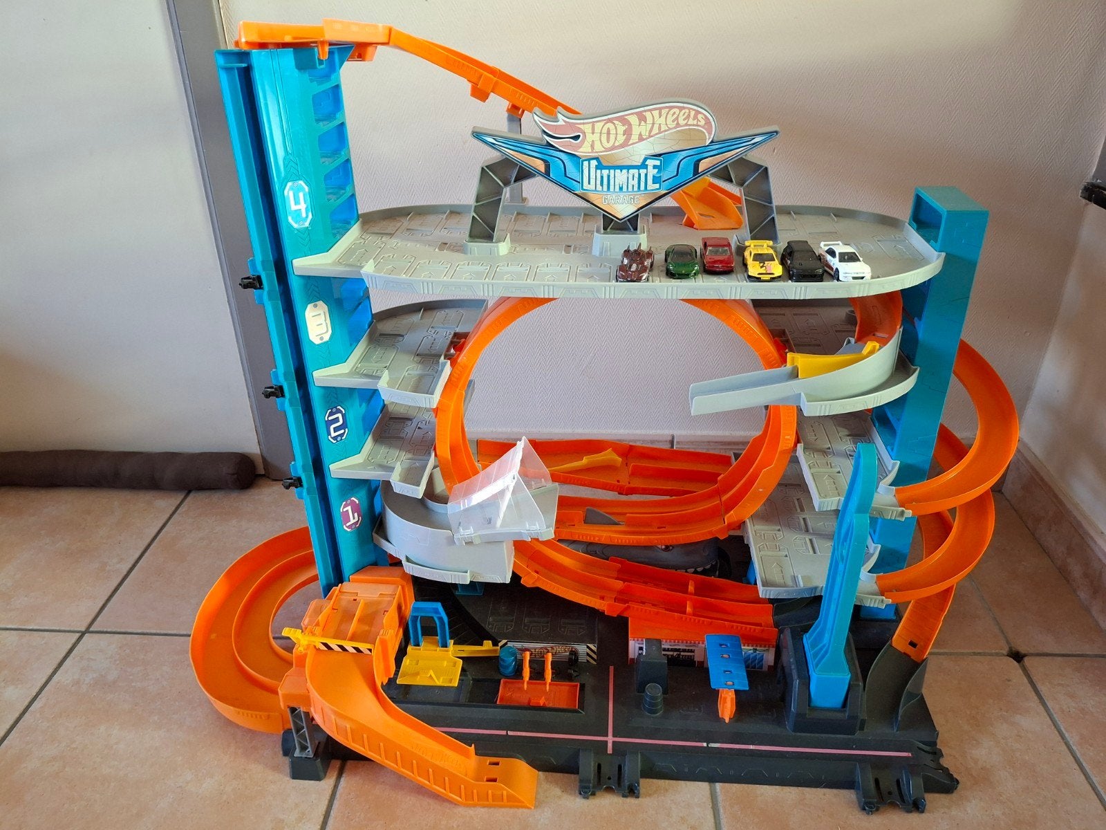 Garage Hotwheels Ultimate + 6 voitures, Comme neuf, Enlèvement, Circuit, Hot Wheels