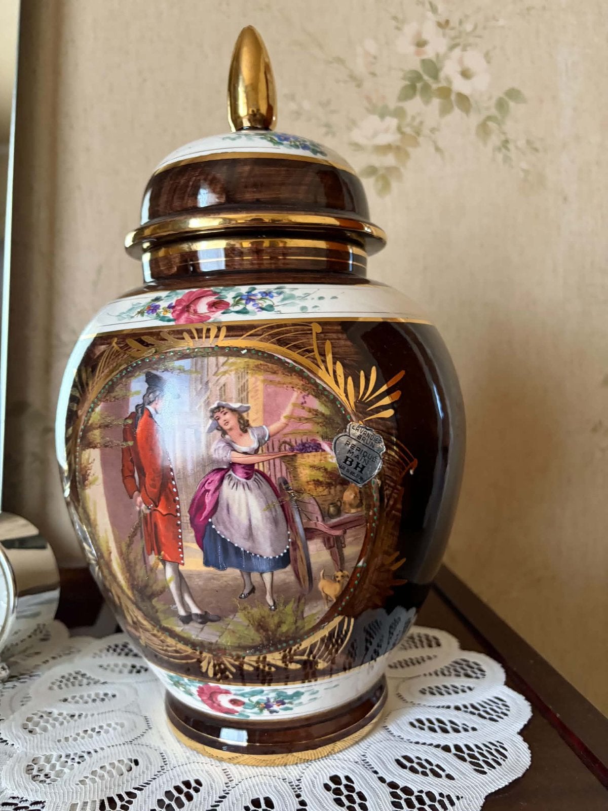 Decoratieve dekselvaas van M. Becquet, Antiek en Kunst, Ophalen