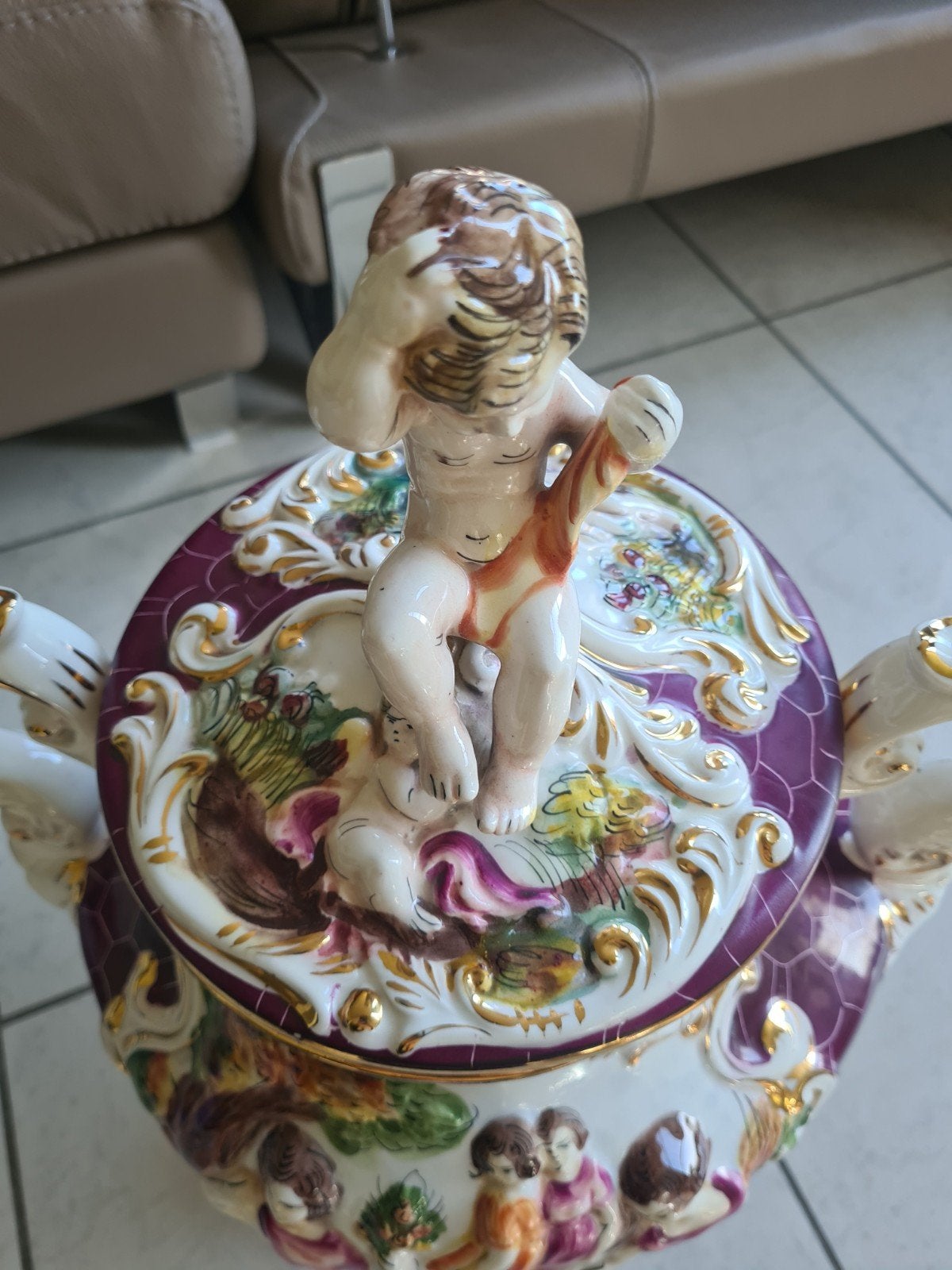 Capodimonte siervaas met afneembaar deksel, Ophalen