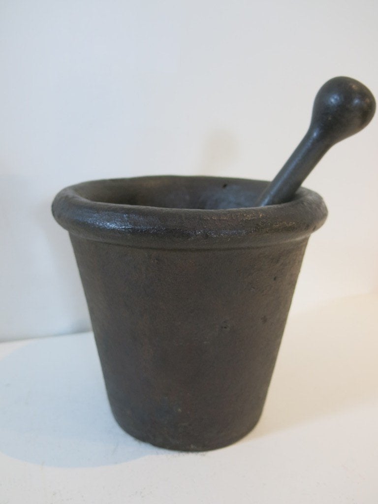 Robuuste antieke gietijzeren vijzel met stamper, Antiek en Kunst, Ophalen of Verzenden