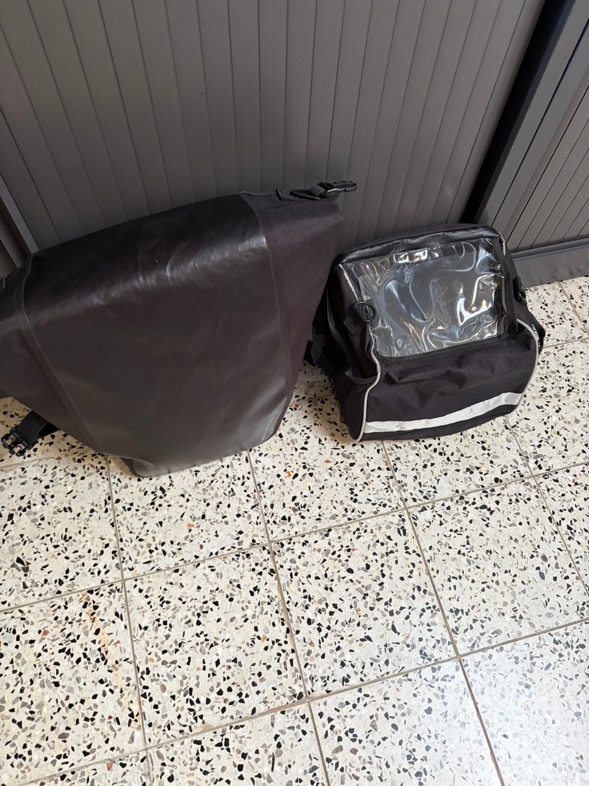 Fietstas AGU in prima staat, kleine tas gratis., Ophalen, Zo goed als nieuw