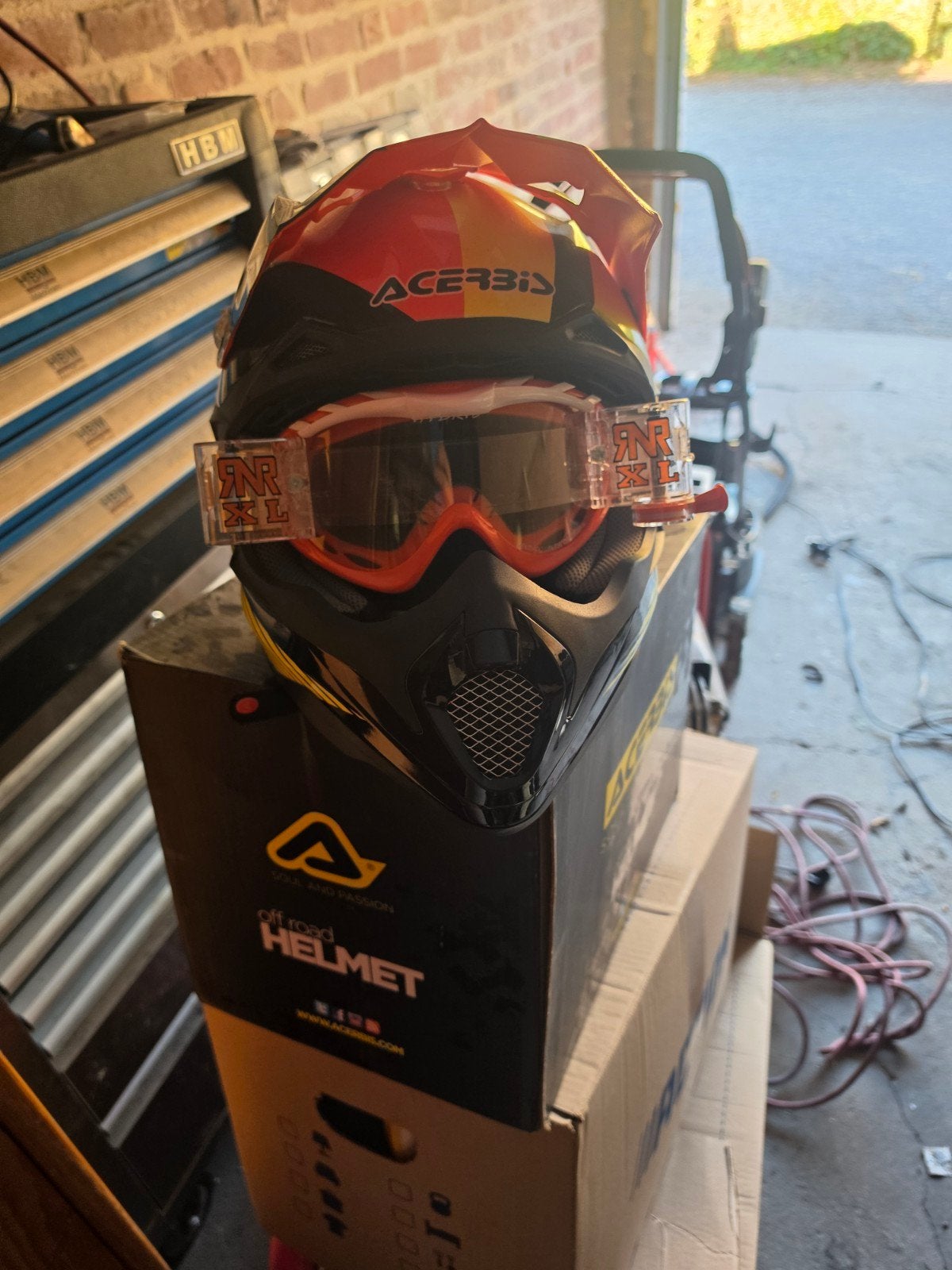 cross helm, Motoren, Ophalen