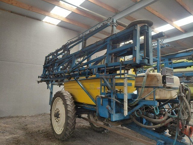 Veldspuit getrokken met speurvolging, Ophalen, Akkerbouw, Gewasbescherming en Bemesting