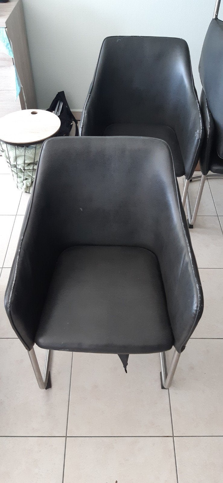 4 stoelen zwart (leer beschadigd) 58cm breed, Maison & Meubles, Tables | Tables de salon, Enlèvement