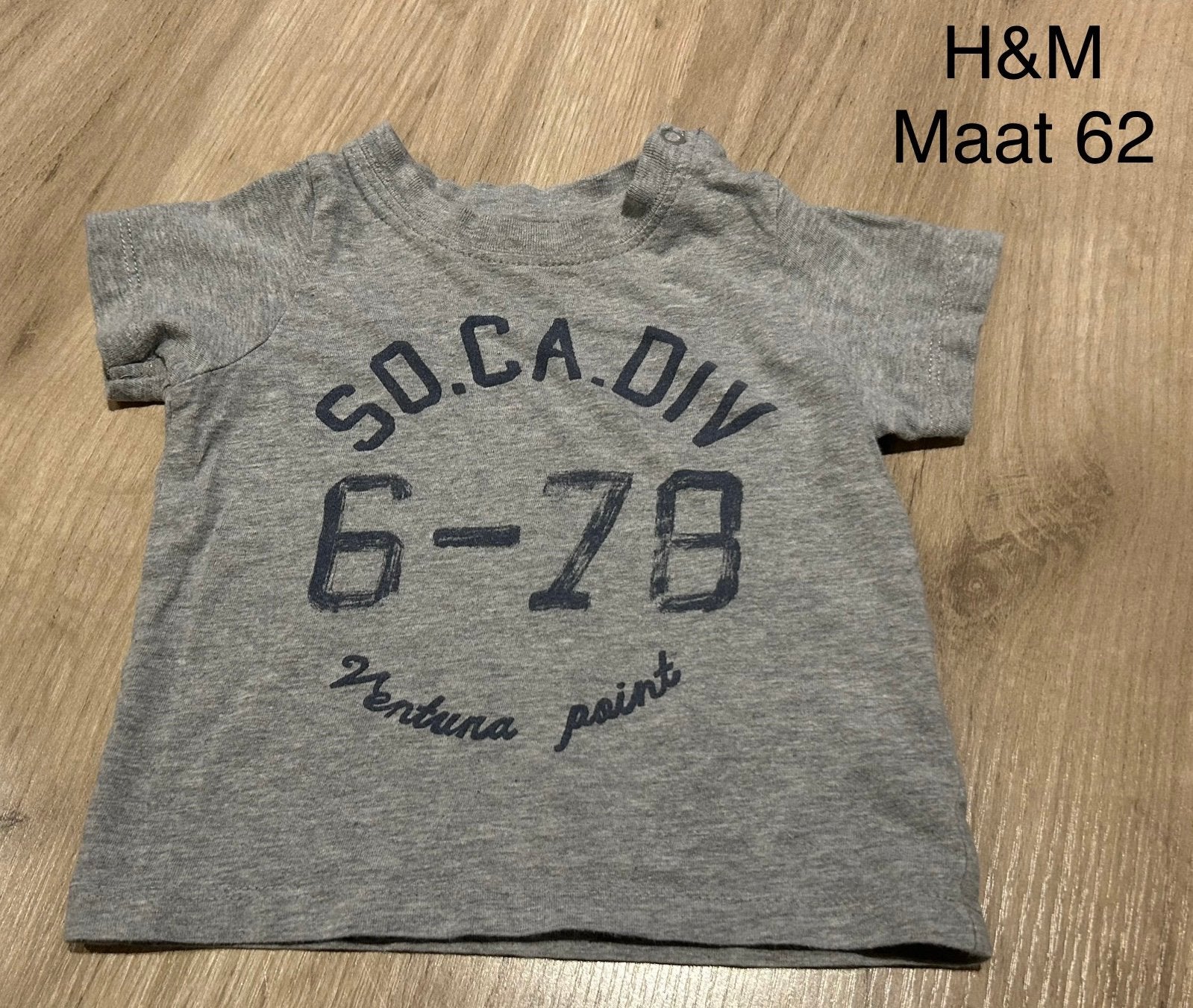 T-shirt met opschrift (H&M, maat 62), Enlèvement ou Envoi, Comme neuf, Chemisette ou Manches longues