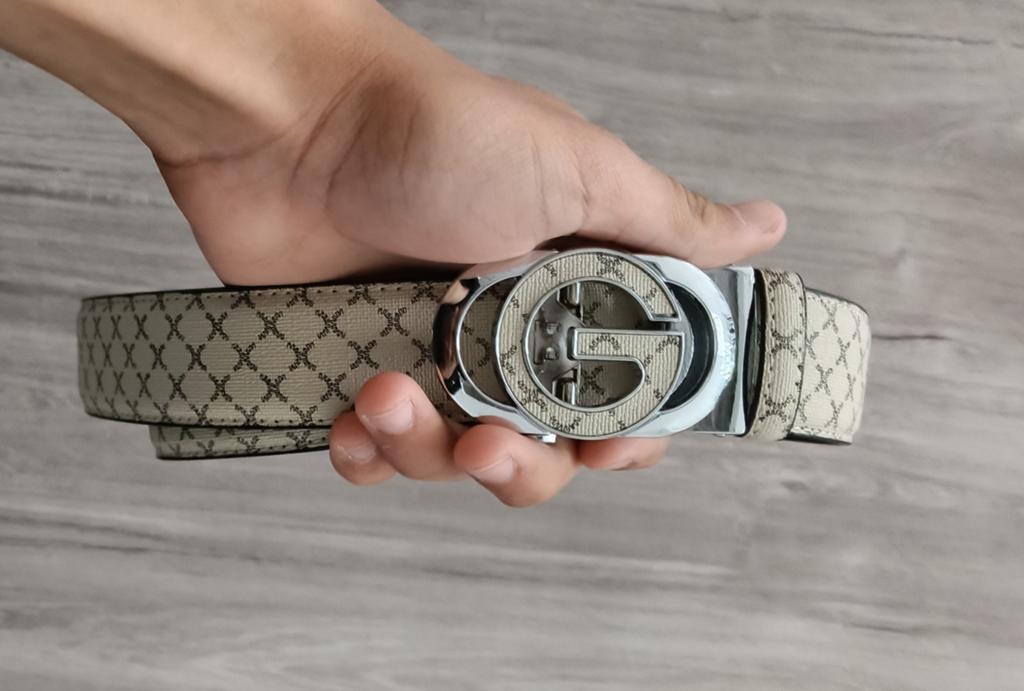 Een Gucci riem, Ophalen, Nieuw