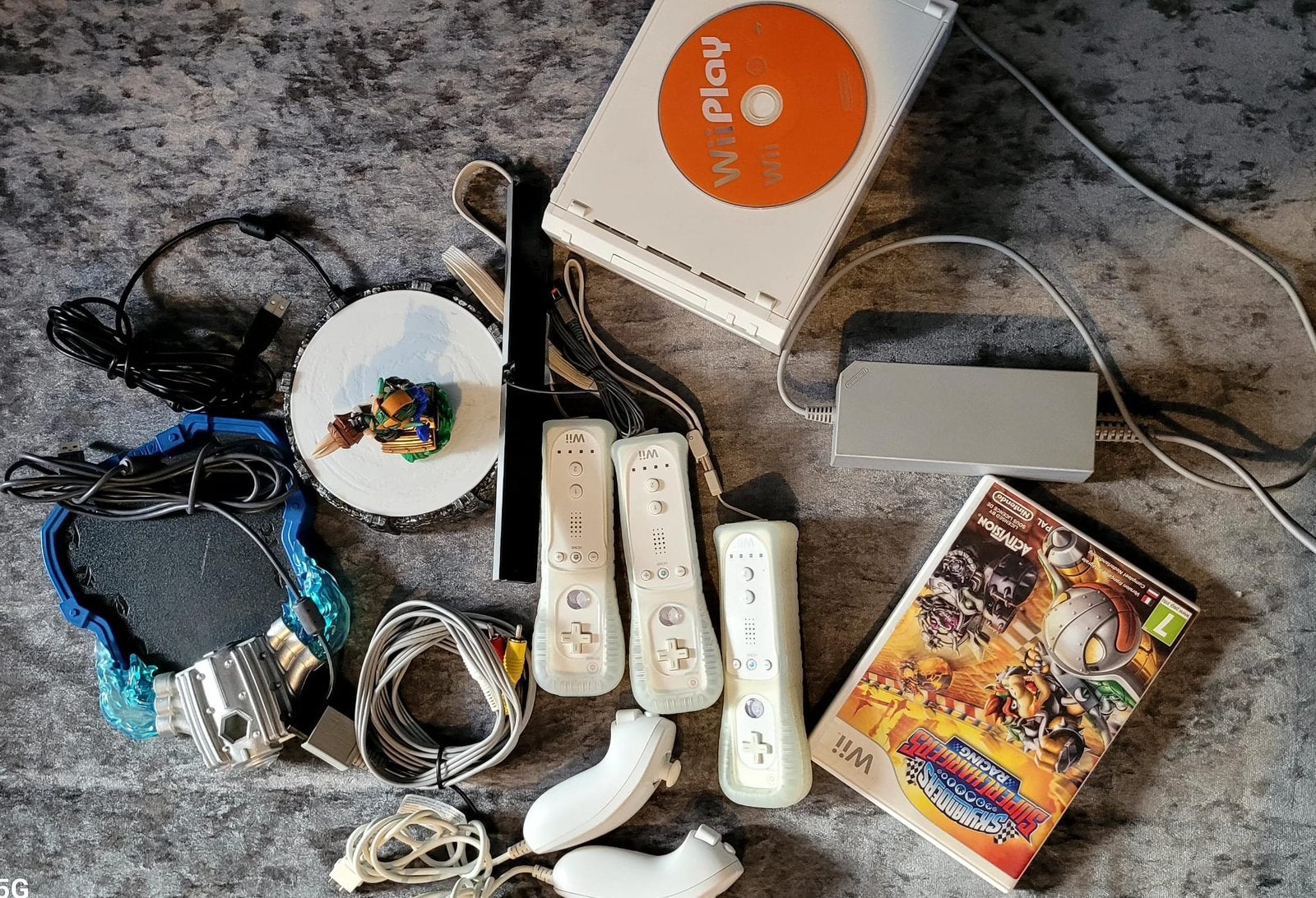 Wii-gameconsole met joystickcontrollers en game, Ophalen of Verzenden, Zo goed als nieuw