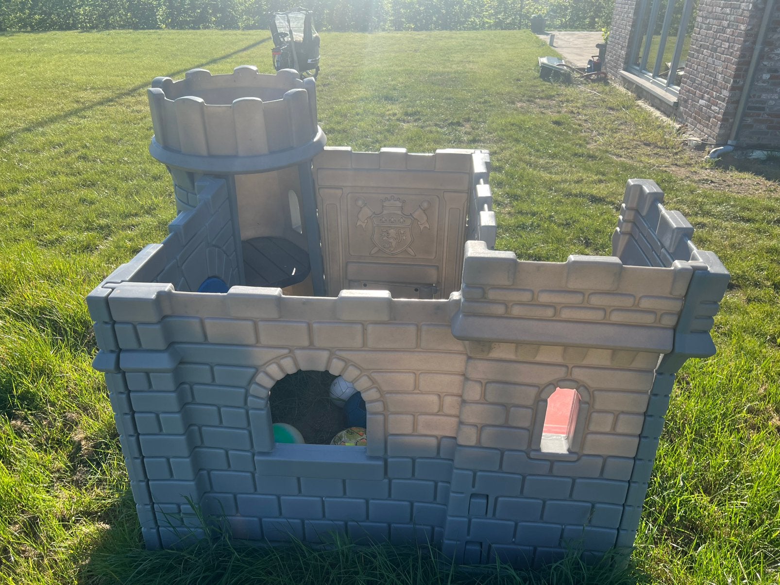 Groot speelkasteel met glijbaan (nieuwprijs 500 eur), Ophalen, Zo goed als nieuw, Kunststof
