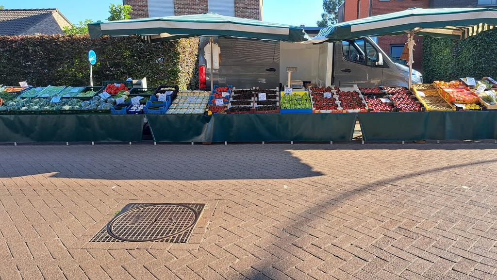 Marktkraam groeten en fruit over te nemen, Zakelijke goederen
