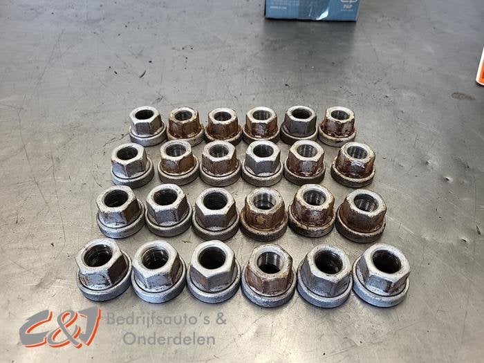 Écrou de roue d'un Iveco Daily, Autos : Pièces & Accessoires, Freins & Transmission, -, 3 mois de garantie, Utilisé, Autres marques automobiles