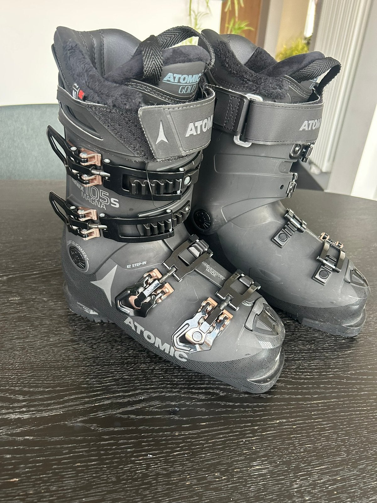 Pakket ski’s, botten, stokken en helm in perfecte staat, Enlèvement, Comme neuf, 140 à 160 cm, Atomic