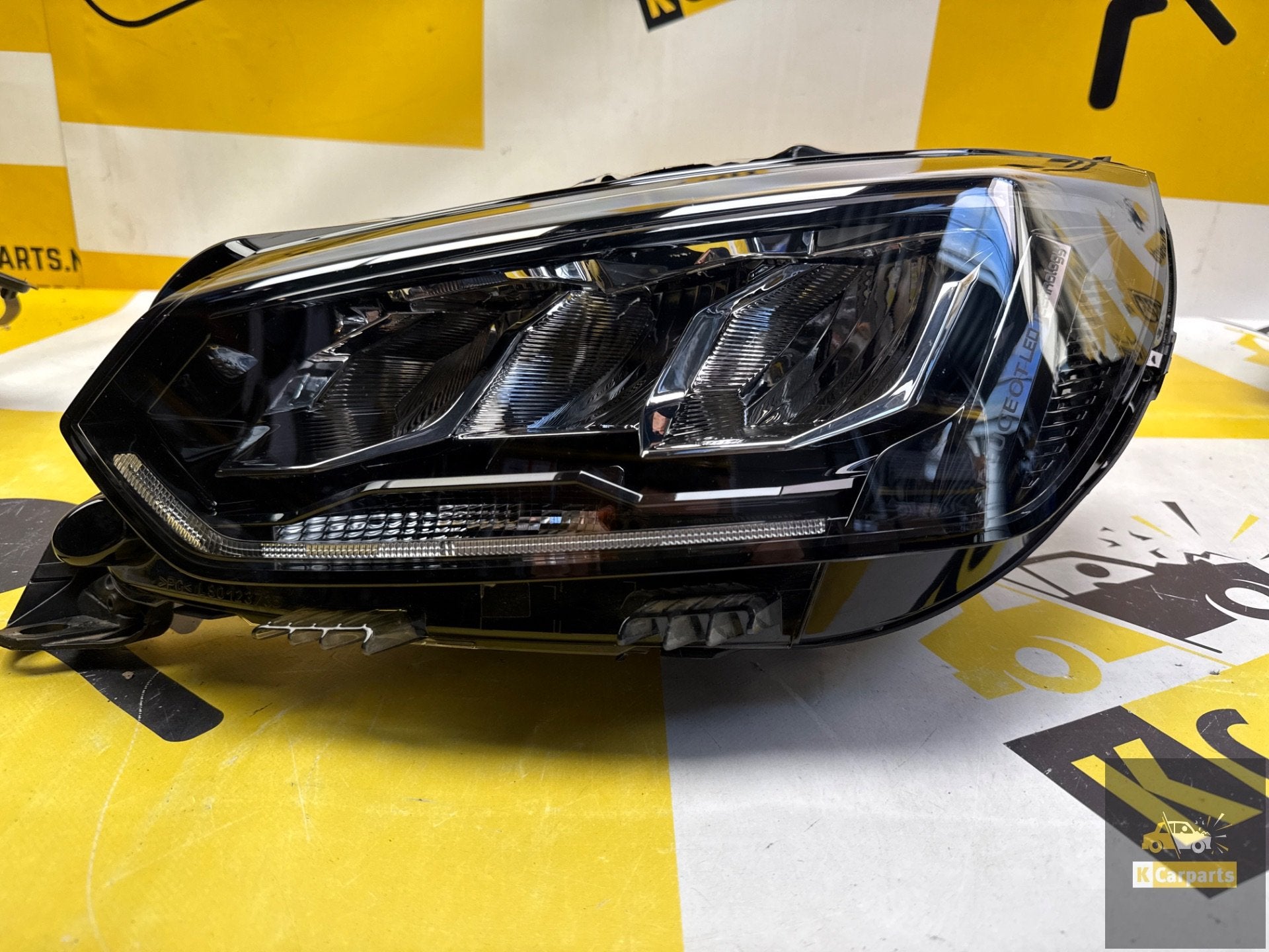Phare avant gauche d'origine Peugeot 208 Facelift Full LED 1, Taurusavenue 1
2132 LS  Hoofddorp, NL, Contact.group@renault.com