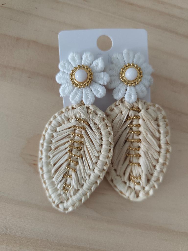 Boucles d'oreilles mile mila, Bijoux, Sacs & Beauté, Boucles d'oreilles, Neuf, Enlèvement ou Envoi, Beige, Autres matériaux