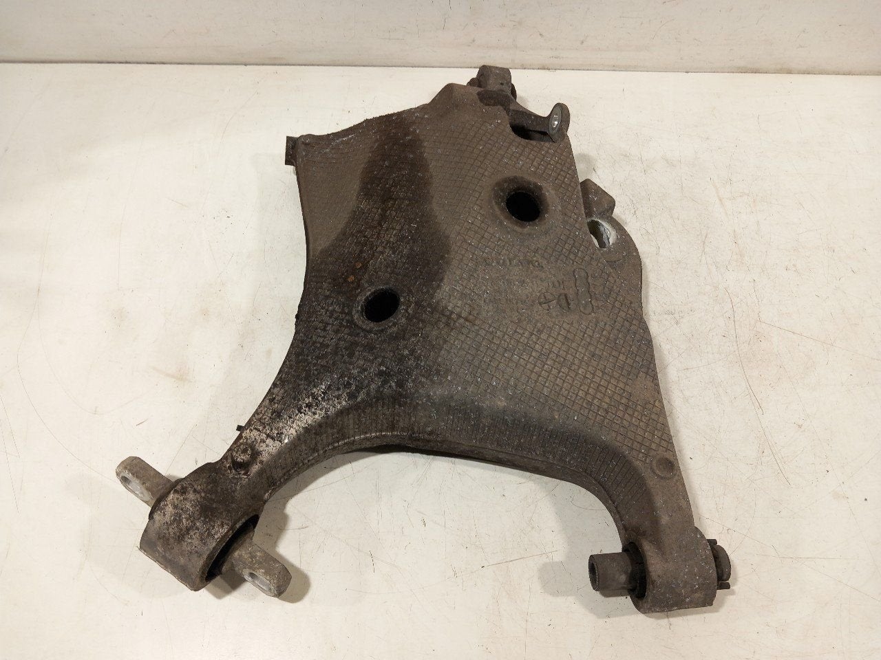 Draagarm links achter Volvo XC90, Onderdelen@venauto.nl, Van der Ven Autorecycling B.V., Ettenseweg 76, 4706 PB Roosendaal, The Netherlands