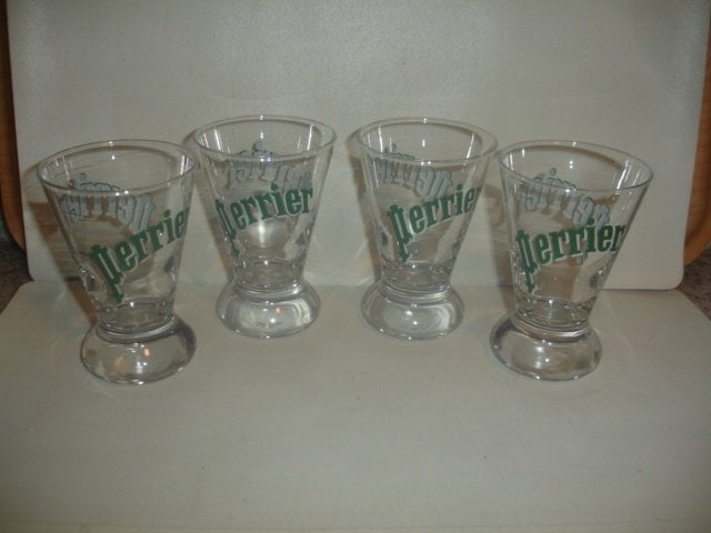 10 glazen Perrier aan € 0,60 per glas of € 5,00 voor alles, Verzamelen, Ophalen of Verzenden, Zo goed als nieuw, Frisdrankglas