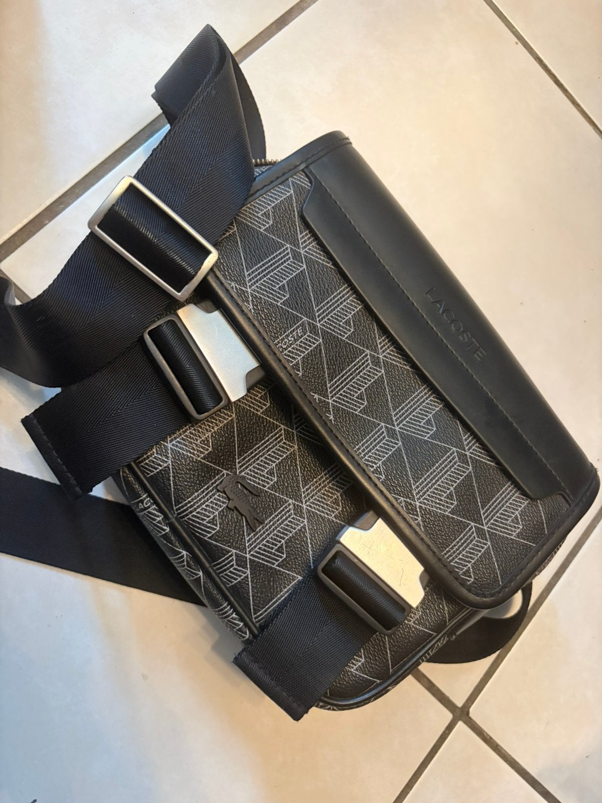 Sacoche Lacoste a vendre, Bijoux, Sacs & Beauté, Sacs | Sacs à bandoulière, Enlèvement, Comme neuf