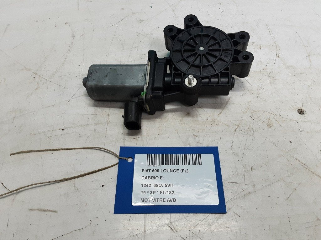 MOTEUR LEVE VITRE ELECTRIQUE AVANT DROIT Fiat 500C (312), FCA Germany GmbH, IPC D1-09 Bahnhofsplatz
65423  Rüsselsheim am Main, DE