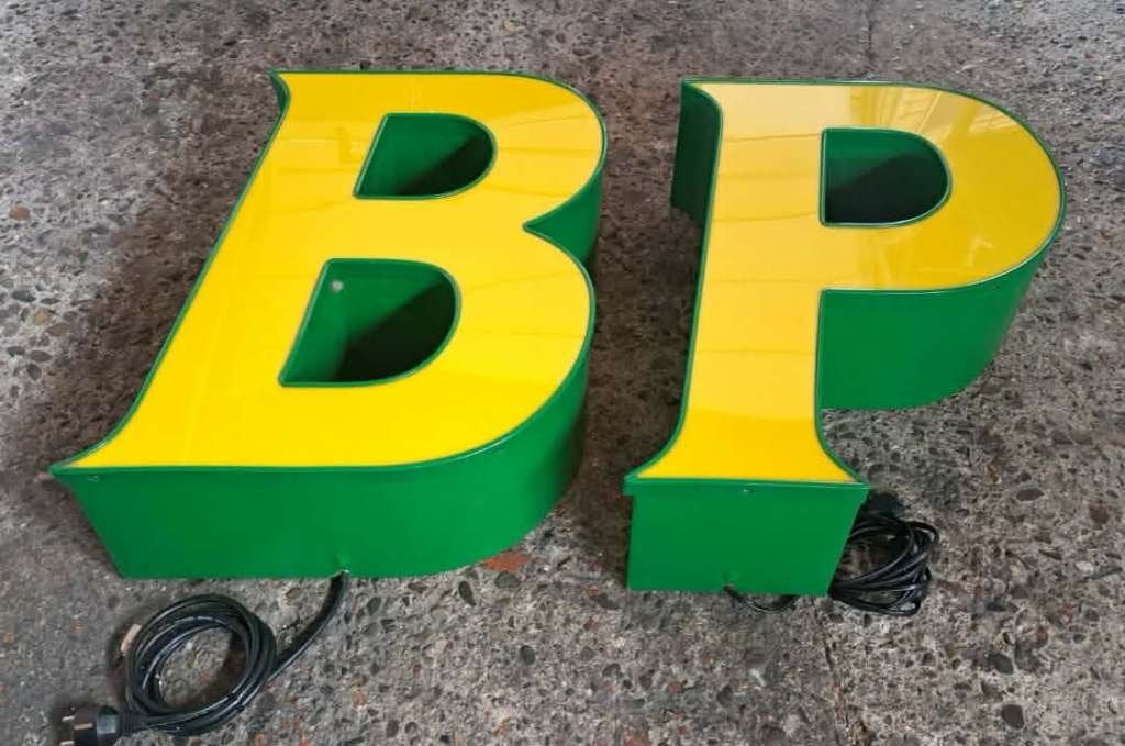 Originele vintage BP benzine tankstation reclame letters, Verzamelen, Ophalen, Gebruikt, Lichtbak of (neon) lamp