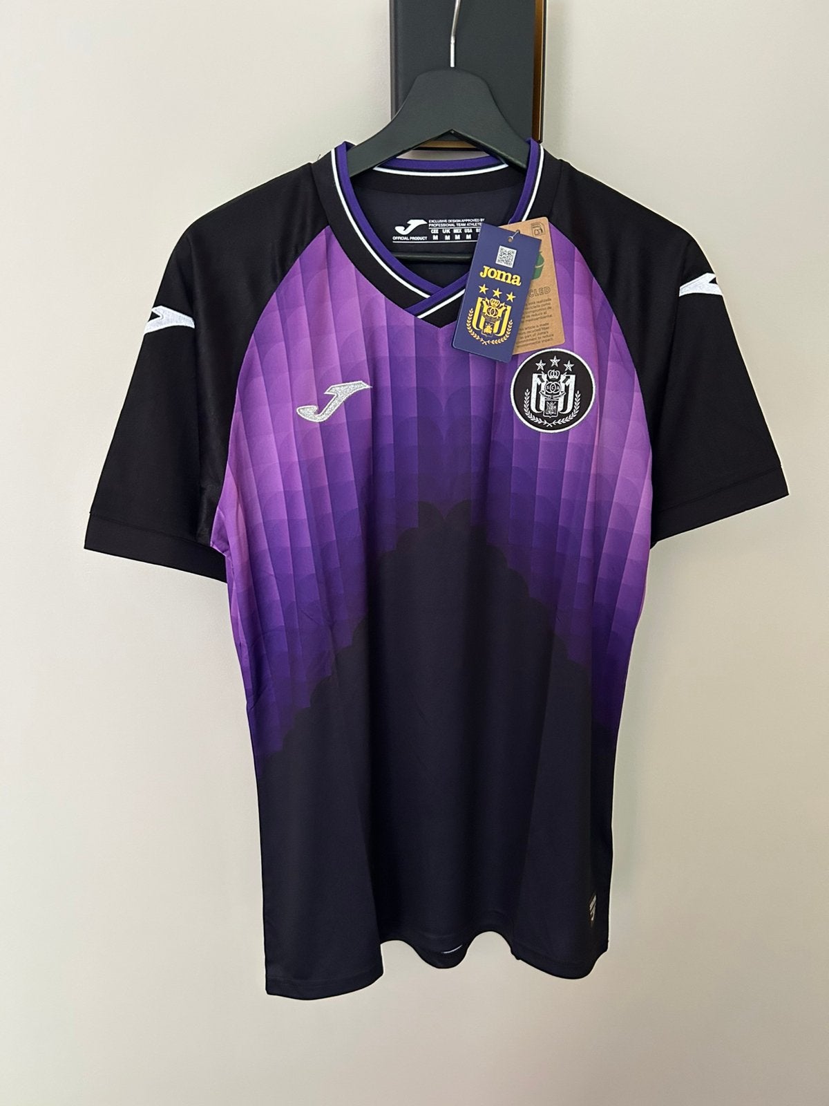 RSC Anderlecht 4th Shirt “Grand Jojo” Tribute 2025/2026, Taille M, Enlèvement ou Envoi, Neuf, Maillot