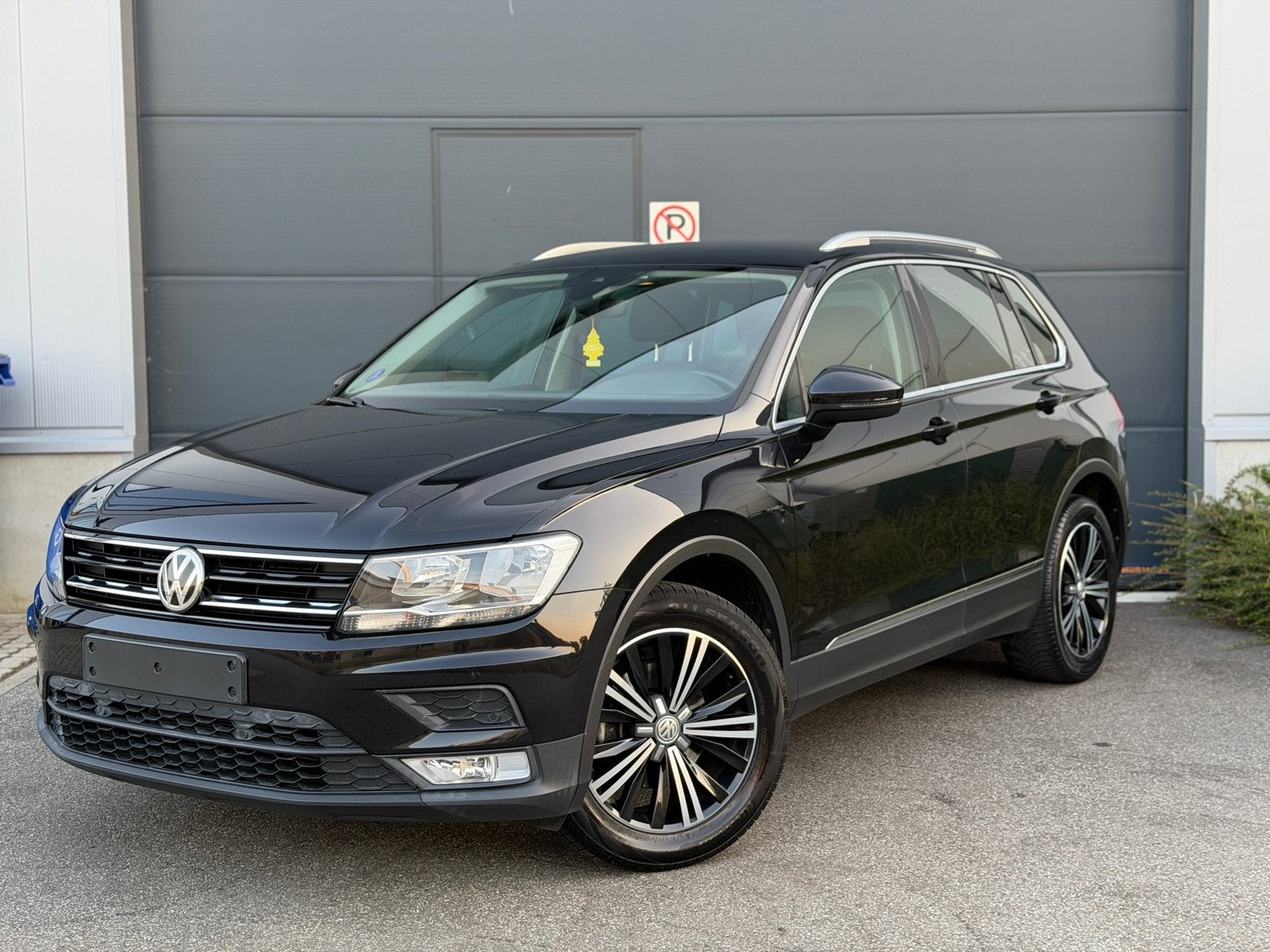 VW Tiguan 1.4 TSI*ACC*Digital*Carplay*Trekhaak* PRO Navi, Auto's, Volkswagen, Euro 6, Zwart, https://public.car-pass.be/vhr/81799cbb-d090-4382-a490-9eb01be2ad61
