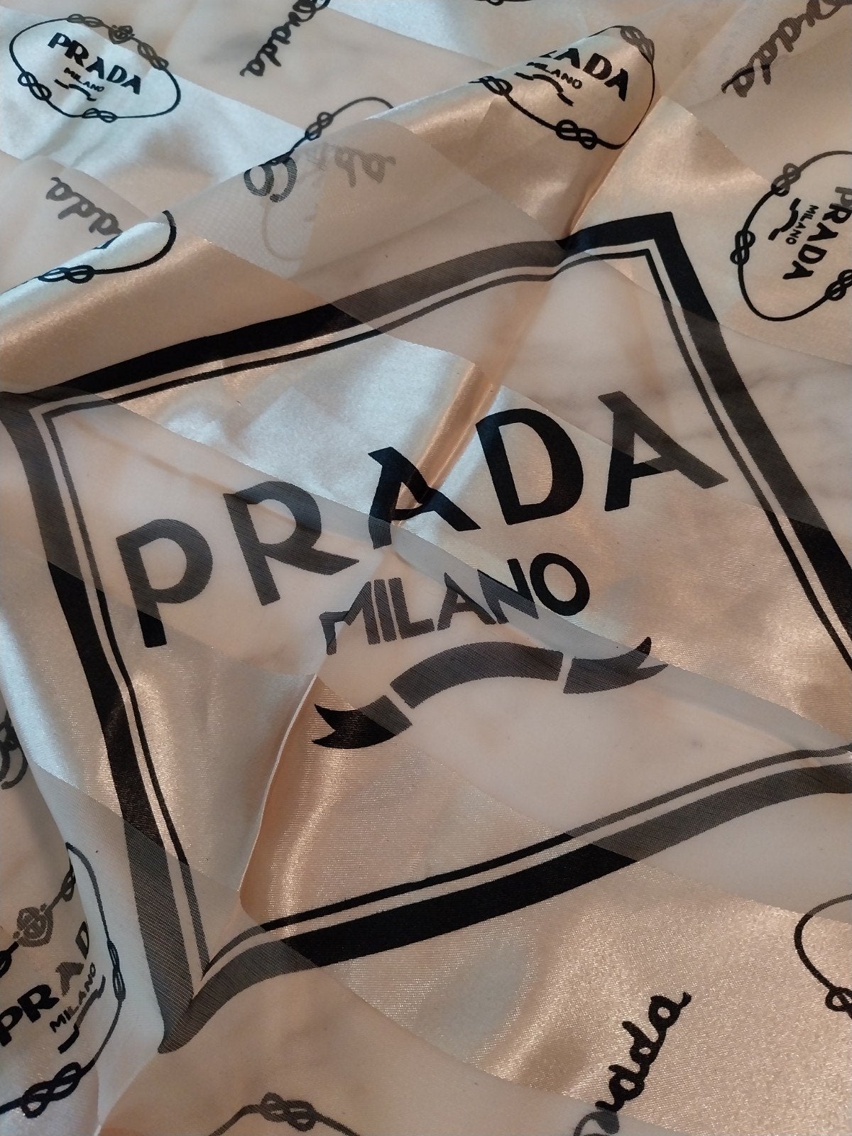 ÉCHARPE PRADA (TONS DE BEIGE) D'ENVIRON 100 CM EN CARRÉ, Vêtements | Femmes, Bonnets, Écharpes & Gants, Enlèvement, Écharpe