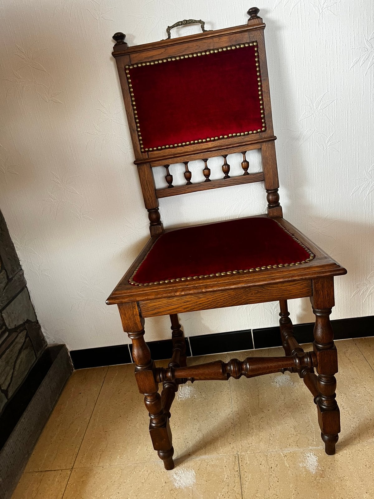 Antieke houten stoel van eik met rode bekleding, Antiek en Kunst, Ophalen