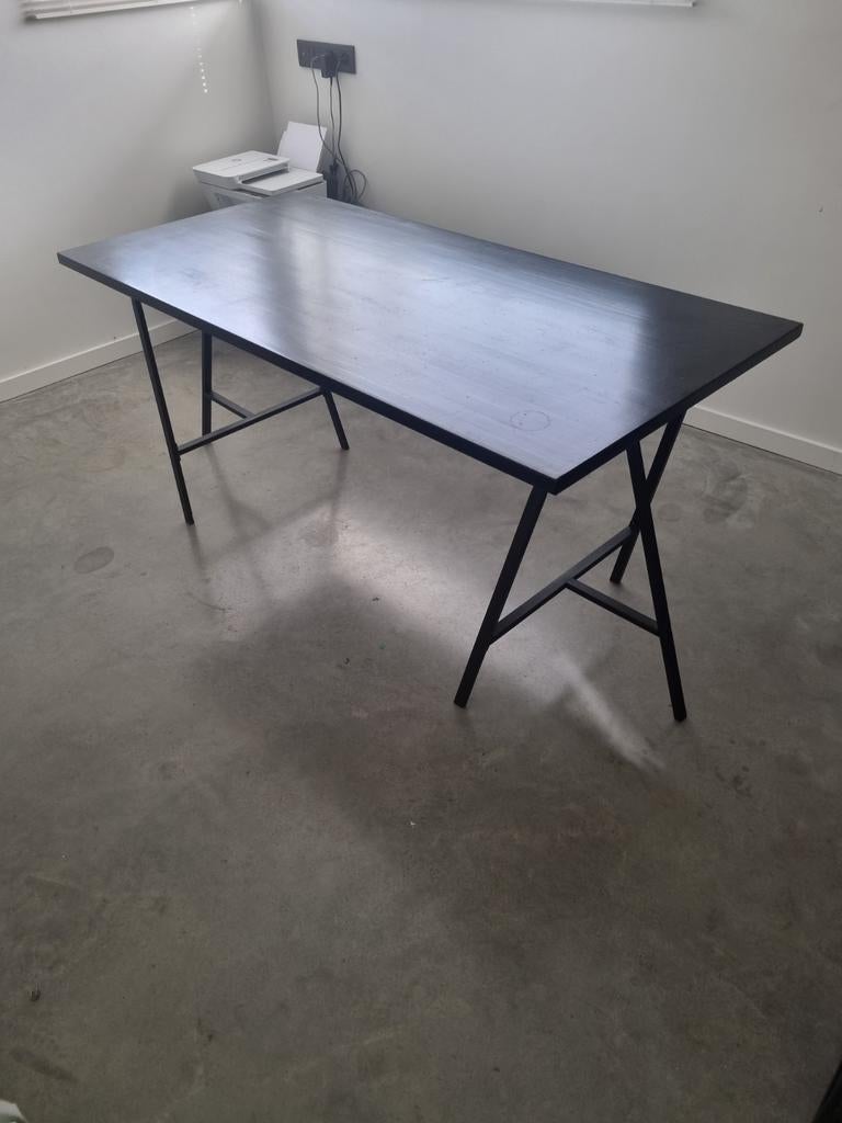 Zwarte houten bureau/tafel op metalen schragen, Huis en Inrichting, Ophalen