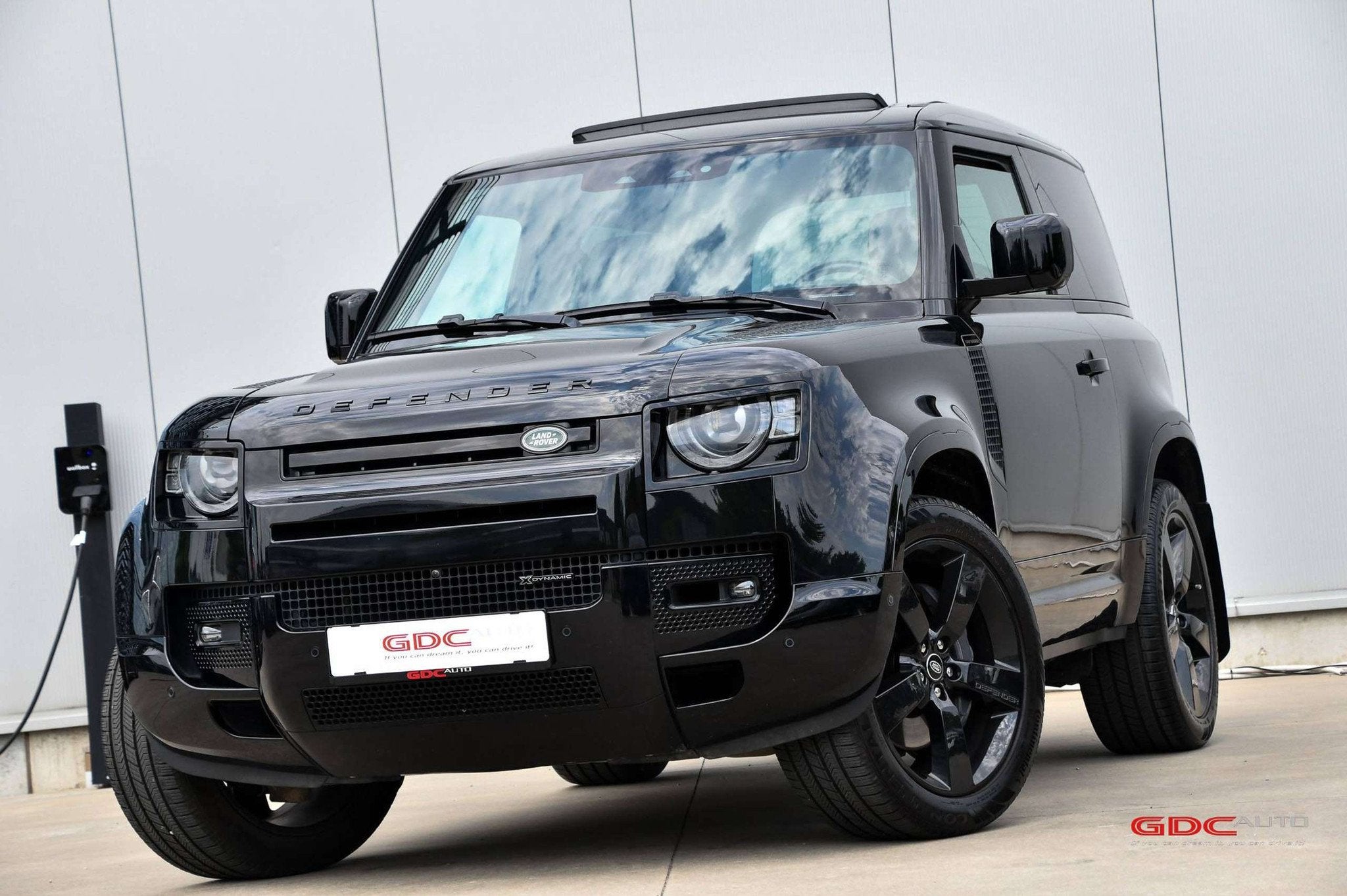 Land Rover Defender D300 l MHEV l X-Dynamic HSE l Trekhaak l, Auto's, Automaat, Gebruikt, Zwart, 300 pk