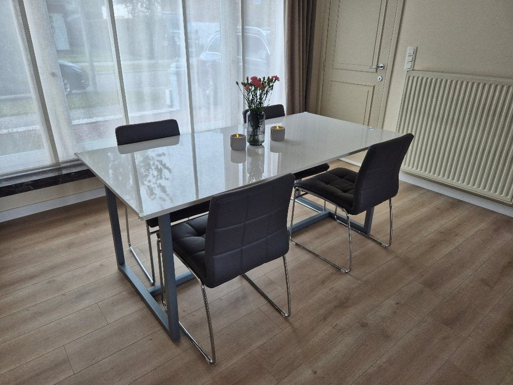 JYSK eettafel ESBJERG met 4 stoelen – wit/zilver, Huis en Inrichting, Ophalen, Gebruikt, 50 tot 100 cm, 150 tot 200 cm