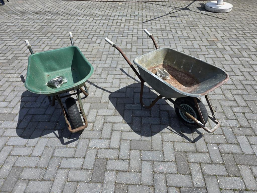 2x Kruiwagen met kapotte binnenband € 25 per stuk, Tuin en Terras, Kruiwagens, Ophalen