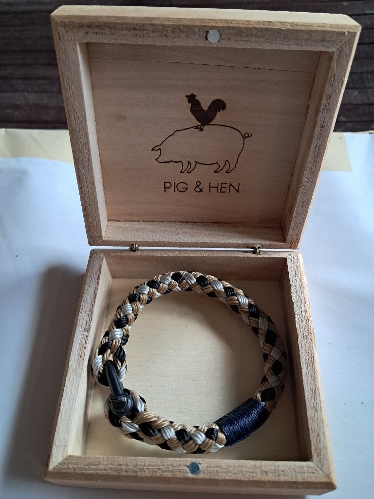 Pig&hen armband, Enlèvement