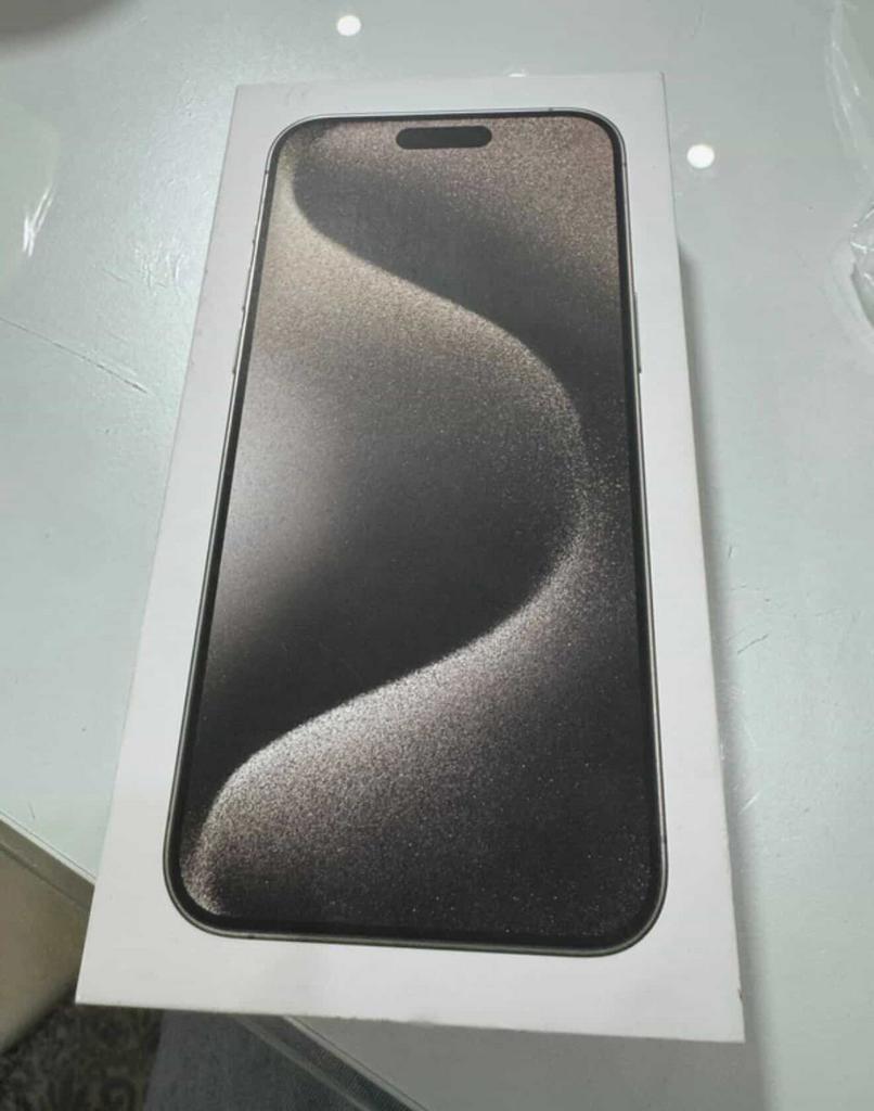 Iphone 16 pro max 256gb + veel hoesjes erbij, 89 %, Wit, IPhone 16, Zo goed als nieuw