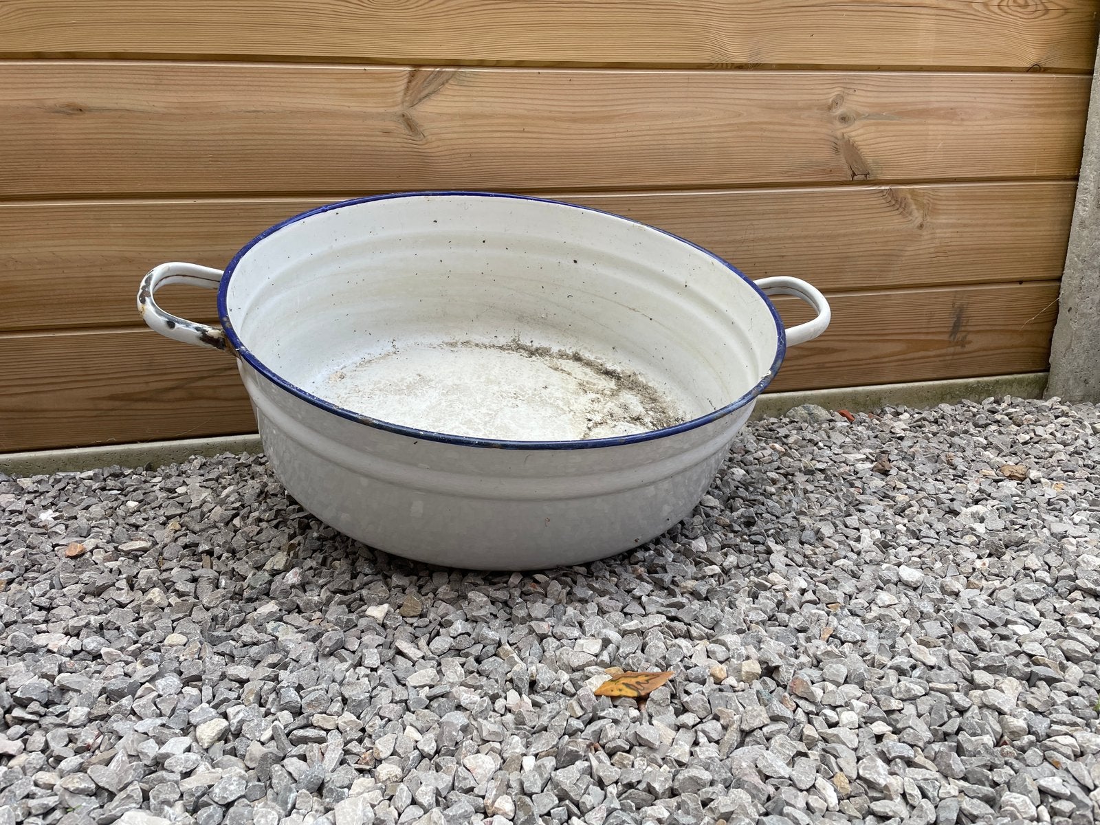 Witte emaille teil, Ophalen