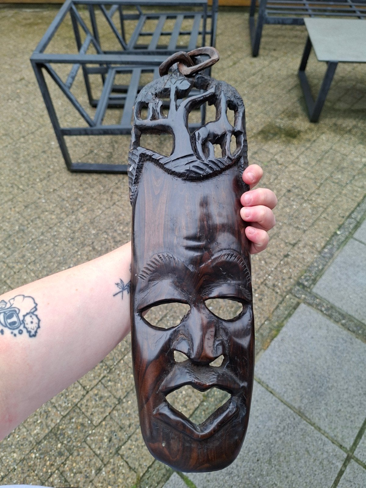 Masque mural africain en bois sculpté à la main, Enlèvement