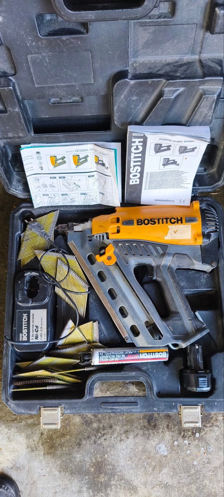 Nagelpistool BOSTİTCH met een Baterie en Baterie Lader, Doe-het-zelf en Bouw, Gereedschap | Handgereedschap, Ophalen, Zo goed als nieuw