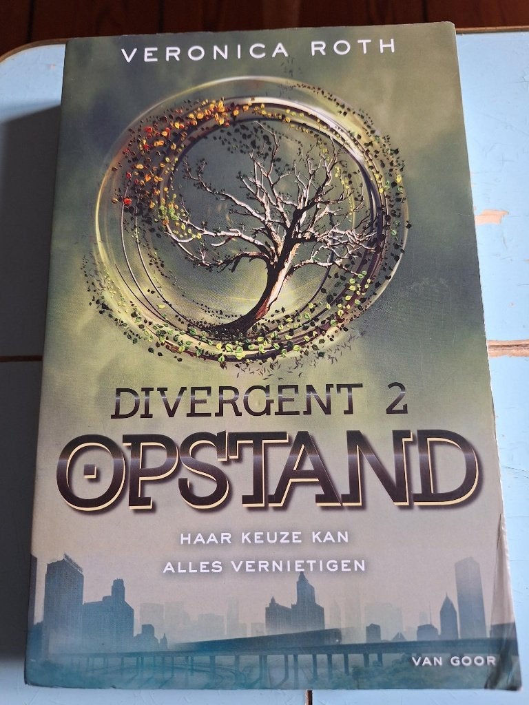 Divergent 2: Opstand., Ophalen of Verzenden, Zo goed als nieuw, Veronica Roth