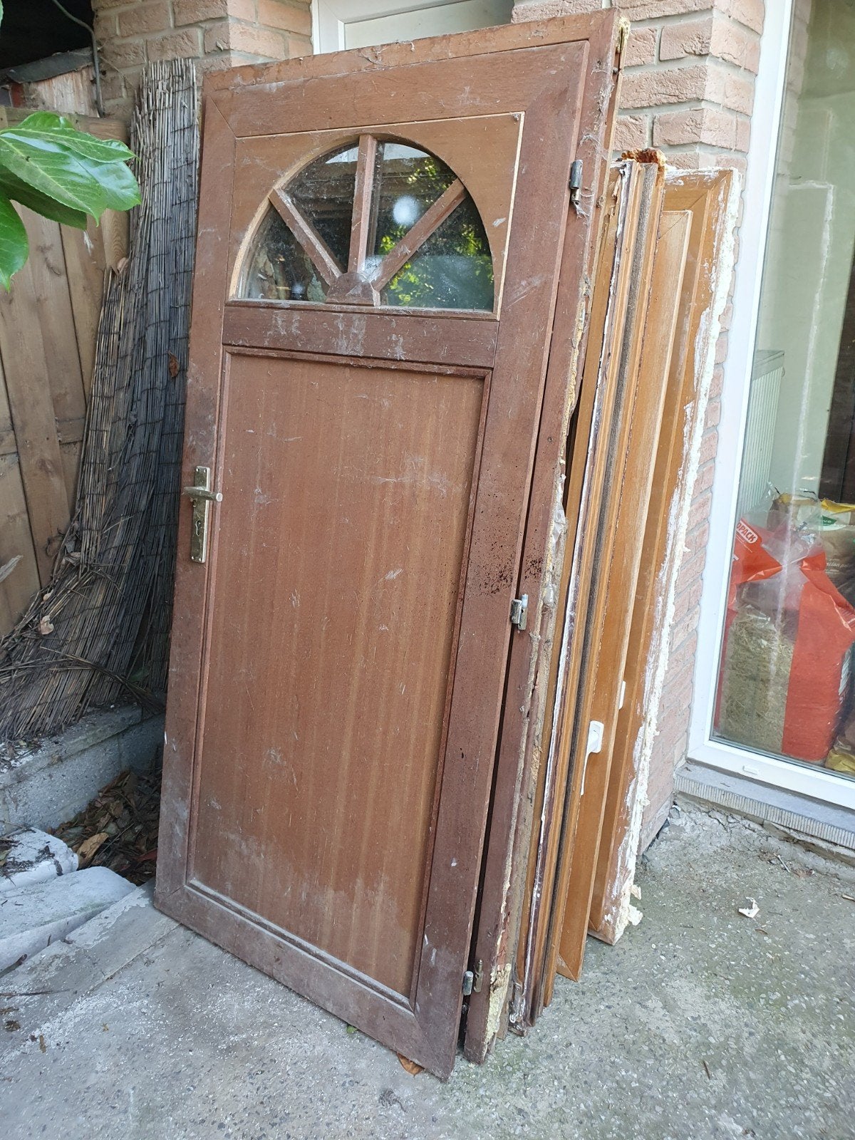 4 chassis et 1 porte d'entrée à donner en bois, Bricolage & Construction, Bois